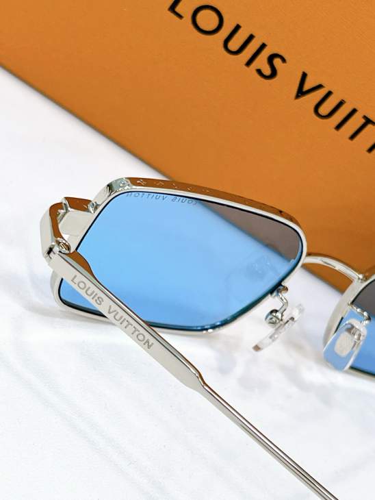 Picture of Louis Vuitton Sunglasses _SKUfw80537208fw